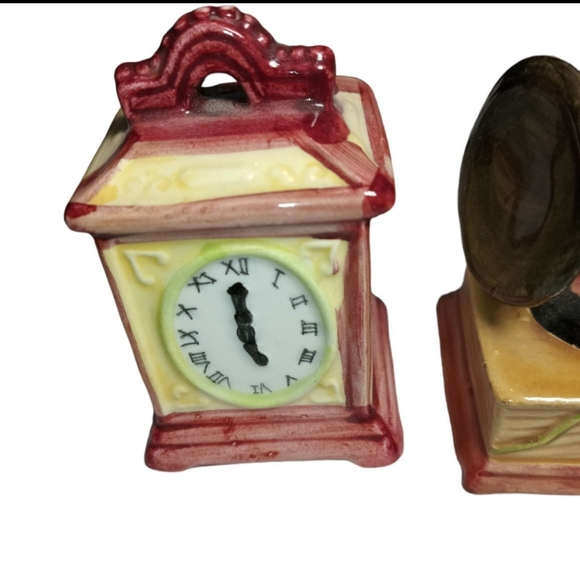 Vintage lefton matching set phonograph and clock salt and pepper shakers - Picture 4 of 5